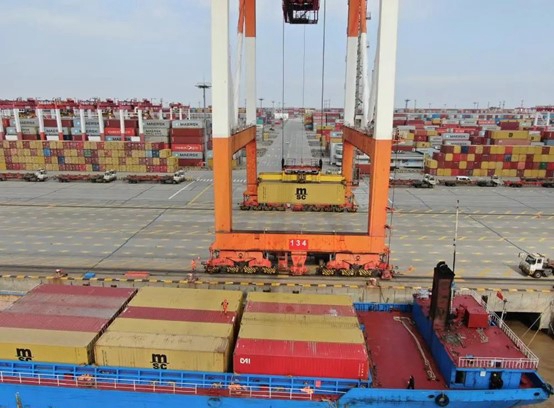 Streamlined logistics service powers up Yangshan Port